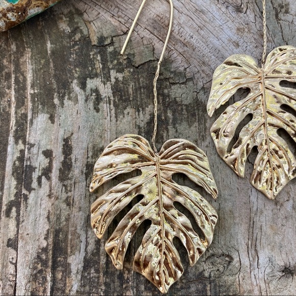 Zara Pendant Monstera Earrings - Picture 6 of 6